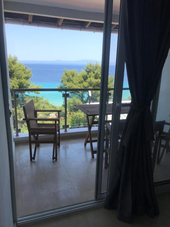 Sea-view balcony atmosphere at Drenos Rooms
